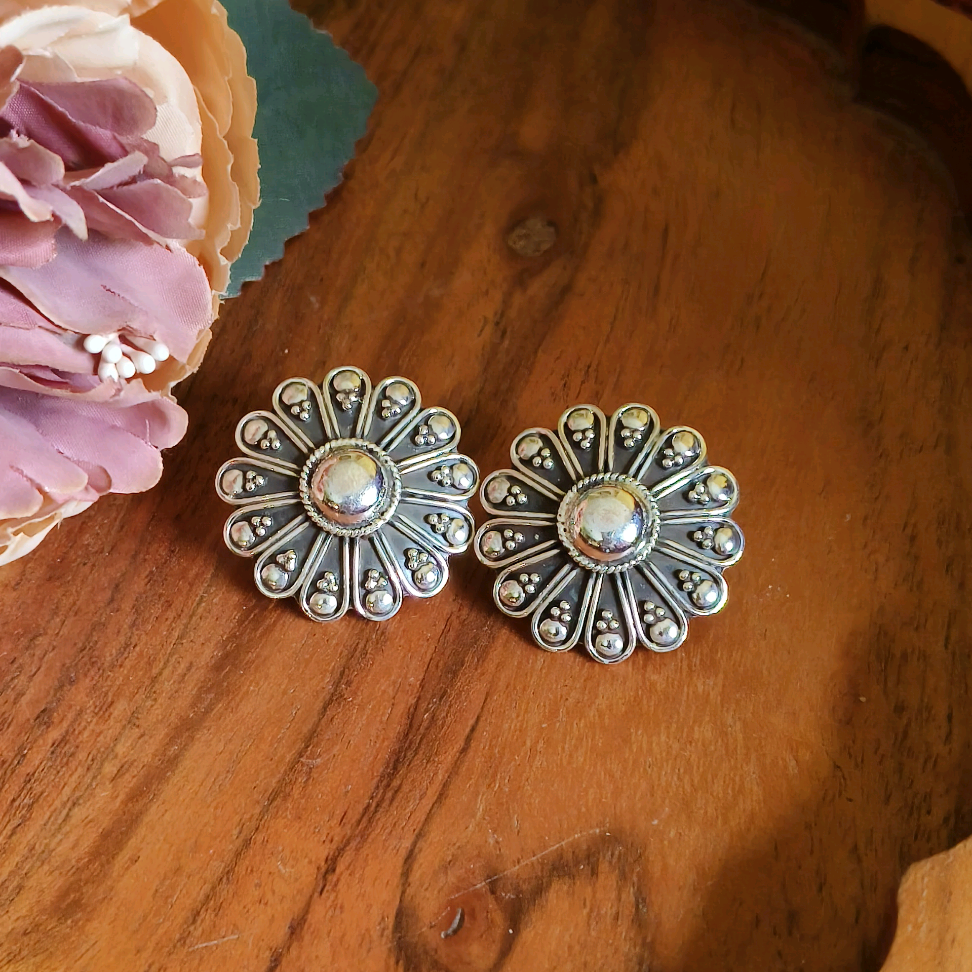 Kaara Rawa Work Flower Studs